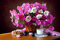 Букет анютиных глазок и кофе со сладостями